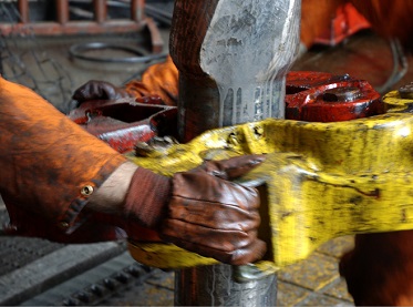 Losses in fractured reservoir mitigated and H2S contamination inhibited