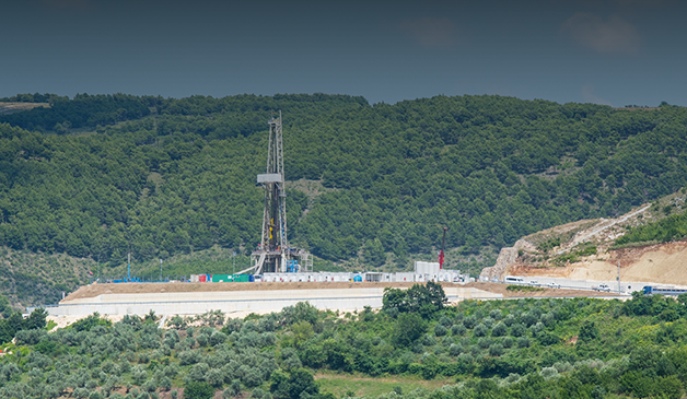 Strengthening wells and reducing losses